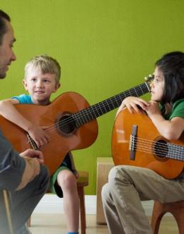Gitarrenunterricht ab 7 Jahre - Kursanbieter César Osorio